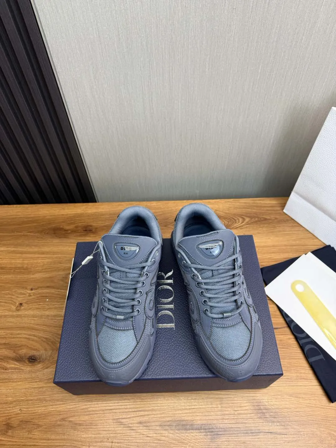 Men's men's shoes 💰740💰 D's Dior ~ New B30 Couple 👫 low-top sneakers ✅ are carefully made of gray mesh fabric and white technical fabric, decorated with reflective "CD30" graphic logo, and "DIO ~ B30" and "CD30" logos on the heel and tongue. An extra-light, sculpted rubber sole with signature accents adds style, while internal stretch details create ideal comfort. It can be matched with various casual styles to show the fashionable and modern sports style〰️ Size: 35-40 (customized at 40 for women) 39-45 (customized at 38.45 for men)